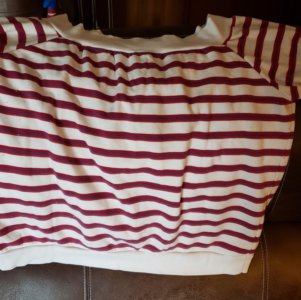 Sweatshirt, 3/4 sleeves, off shoulder.